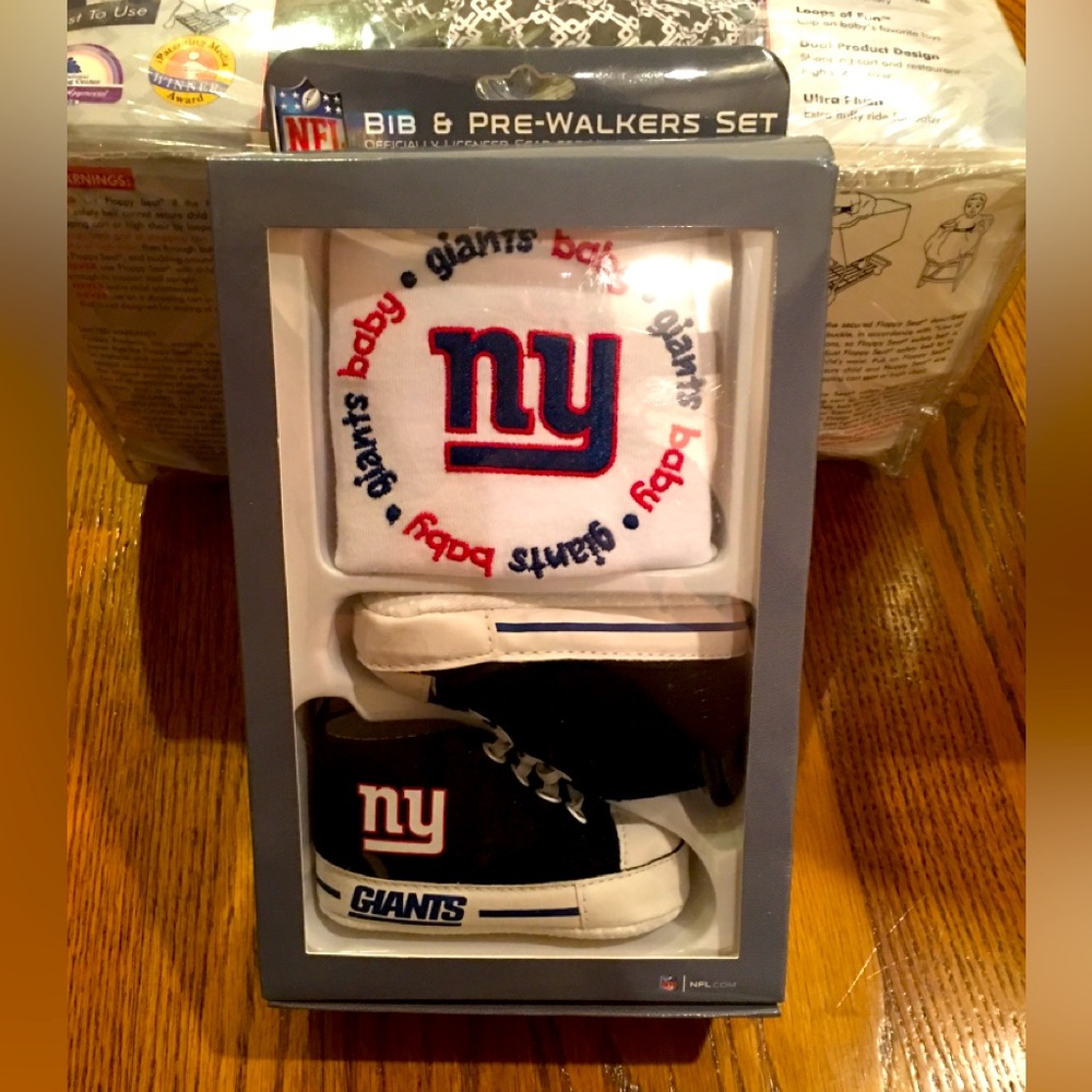 NFL NY New York Giants Baby Bib and Pre-Walkers Shoe Bootie Set
